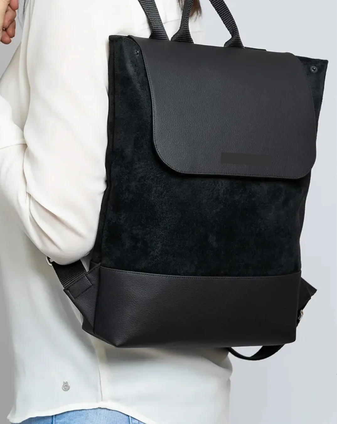 Travelling Midi Backpack: The Black Companion